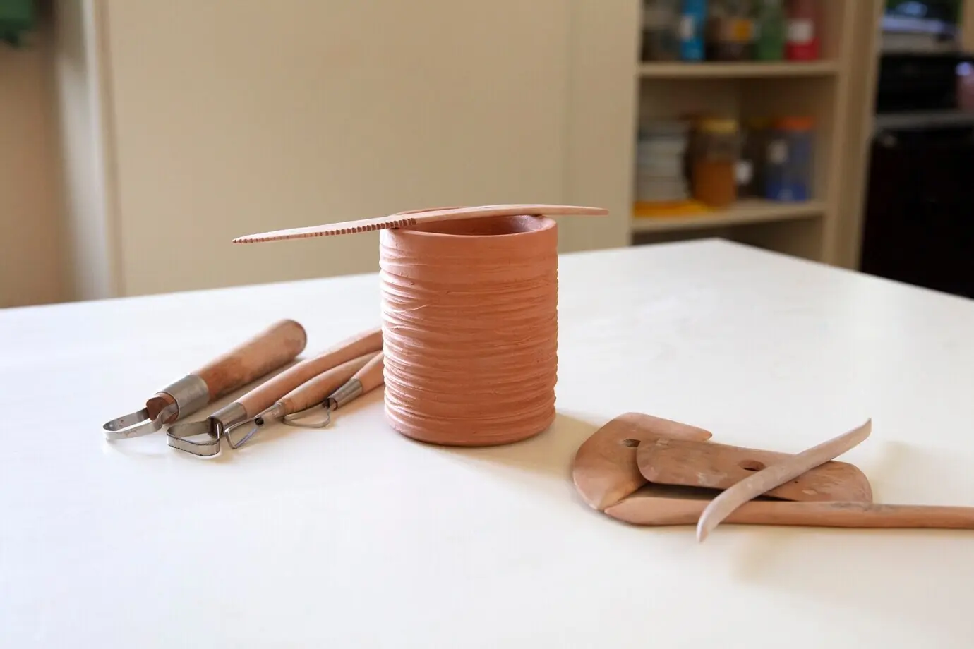 Ansicht eines Werkzeugs in einem Töpferstudio