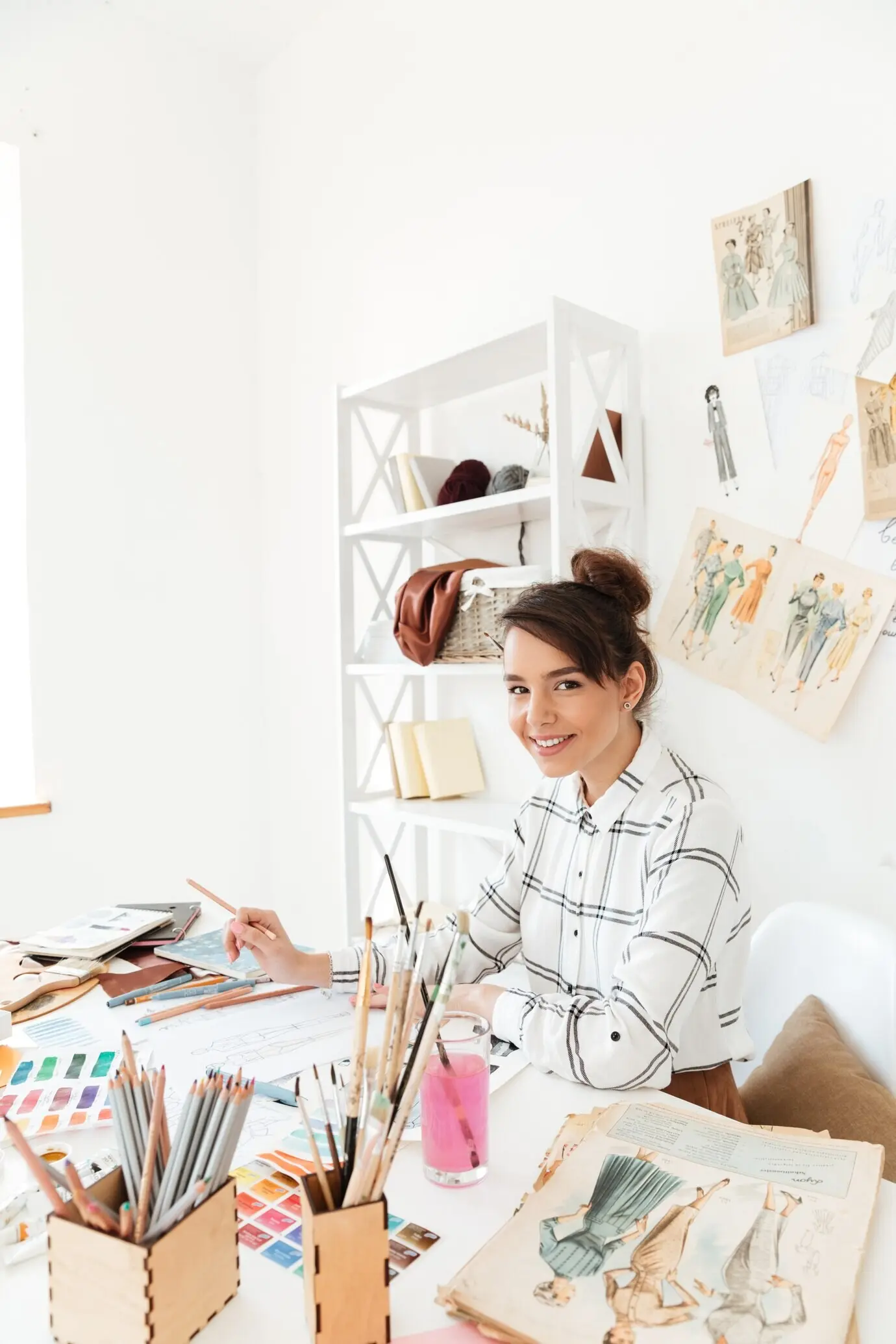 Fröhliche Modeillustratorin beim Zeichnen