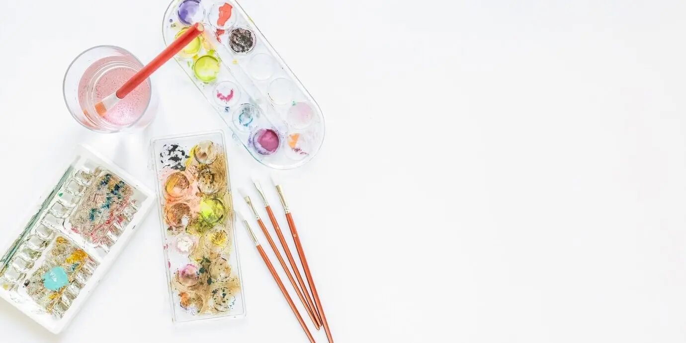 Anordnung einer Farbpalette in einer Box und von Pinseln